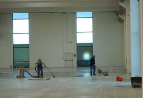 Personale all'opera pulitura pavimenti con attrezzature professionali